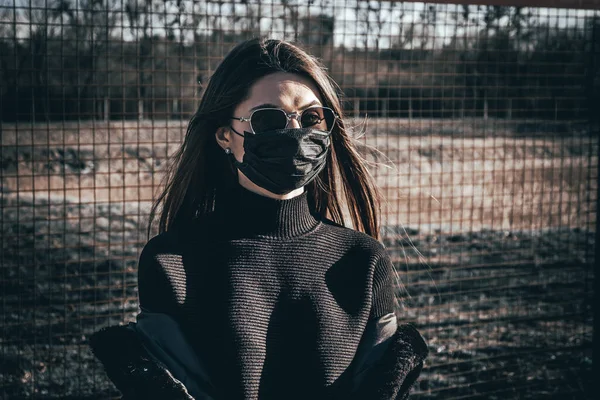 Brunette Girl Walks Street Medical Mask Afraid Infection — Stock Photo, Image