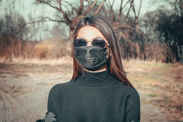 소녀가 감염을 두려워하여 의료용 마스크를 거리를 — 스톡 사진