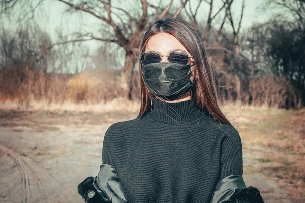 소녀가 감염을 두려워하여 의료용 마스크를 거리를 — 스톡 사진