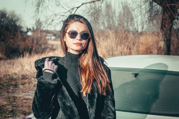 Ein Brünettes Mädchen Läuft Medizinischer Maske Die Straße Entlang Aus — Stockfoto