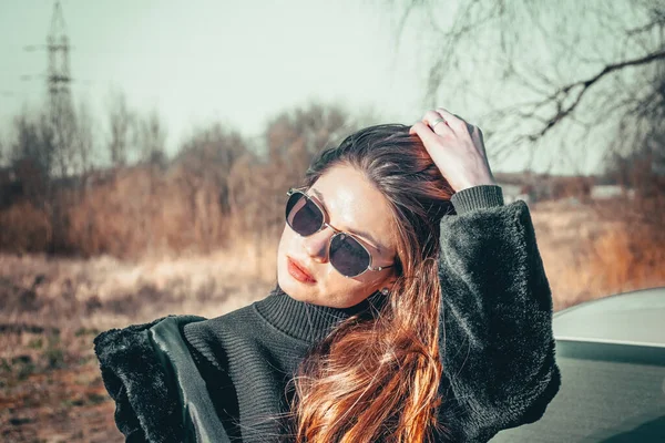 Brunette Girl Walks Open Air Dressed Black Fur Coat Black — Stock Photo, Image