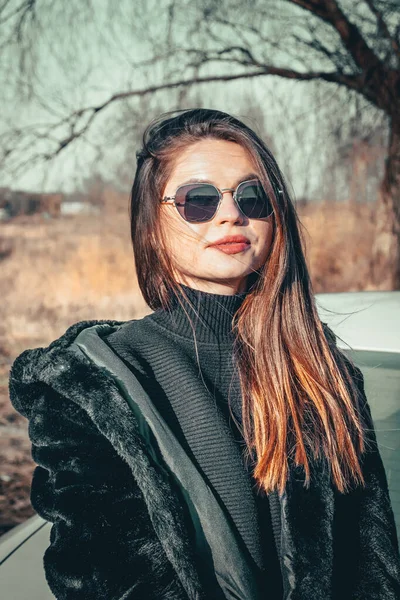 Brunette Girl Walks Open Air Dressed Black Fur Coat Black — Stock Photo, Image