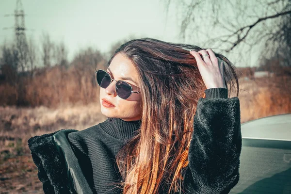 Brunette Girl Walks Open Air Dressed Black Fur Coat Black — Stock Photo, Image