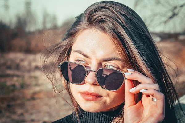 Ein Brünettes Mädchen Geht Freien Bekleidet Mit Schwarzem Pelzmantel Und — Stockfoto