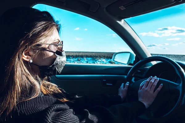 Brunette Girl Drives Car Medical Mask Fearing Infection — Stock Photo, Image