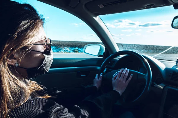 Une Fille Brune Conduit Une Voiture Dans Masque Médical Craignant — Photo