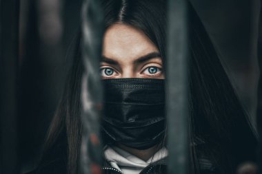 Mavi gözlü, uzun saçlı, tıbbi maske takan seksi bir kadın portresi. Virüslere ve enfeksiyonlara karşı maskeli bir kız. Coronavirus 2019-ncov covid-19 konsepti.