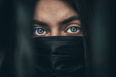 Mavi gözlü, uzun saçlı, tıbbi maske takan seksi bir kadın portresi. Virüslere ve enfeksiyonlara karşı maskeli bir kız. Coronavirus 2019-ncov covid-19 konsepti.