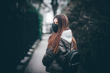 Mavi gözlü, uzun saçlı, tıbbi maske takan seksi bir kadın portresi. Virüslere ve enfeksiyonlara karşı maskeli bir kız. Coronavirus 2019-ncov covid-19 konsepti.
