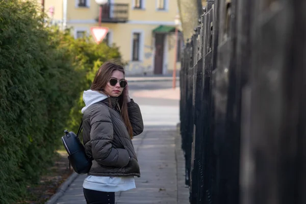 Bruneta Kráčí Čerstvém Vzduchu Oblečená Bundě Černých Brýlích — Stock fotografie