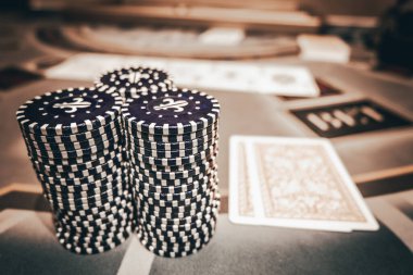 Fotokopi Uzayı Kopyalayan Kumarhane Poker Fişleri. Poker As çifti, Poker Eller. Poker oyunu. Bir çift as ile bir adamın eli.