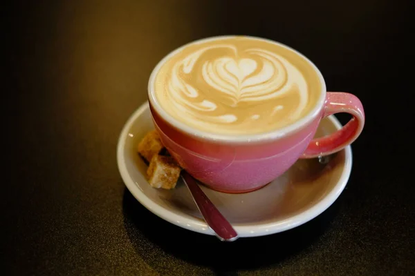 Cappuccino Tasse Herzmuster Auf Kaffee Rosa Tasse Auf Schwarzem Hintergrund — Stockfoto