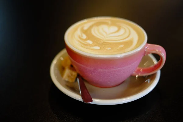 Cappuccino Cup Motif Coeur Sur Café Rose Coupe Sur Fond — Photo