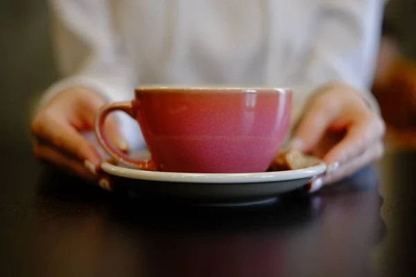 Capuchino Copa Patrón Corazón Café Rosa Copa Sobre Fondo Negro —  Fotos de Stock