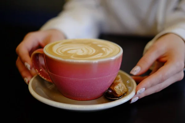 カプチーノカップコーヒーのハート柄ピンクカップ黒の背景 — ストック写真