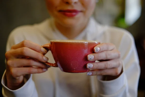 Hermosa Joven Disfrutando Una Taza Capuchino Café Dibujando Café Forma —  Fotos de Stock