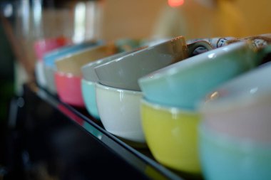 Bir kafede güzel renkli bir sofra takımına kurulmuş.