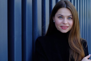 Kafede dizüstü bilgisayar kullanan güzel hippi kadın kahve içerek tatil konseptini rahatlatıyor..