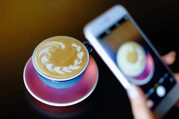 Cappuccino Tasse Herzmuster Auf Kaffee Rosa Tasse Auf Schwarzem Hintergrund — Stockfoto