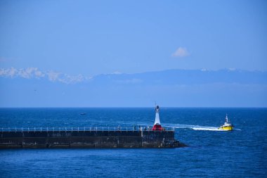 Deniz feneri ve tekne Alaska, mavi su tek renkli yatay