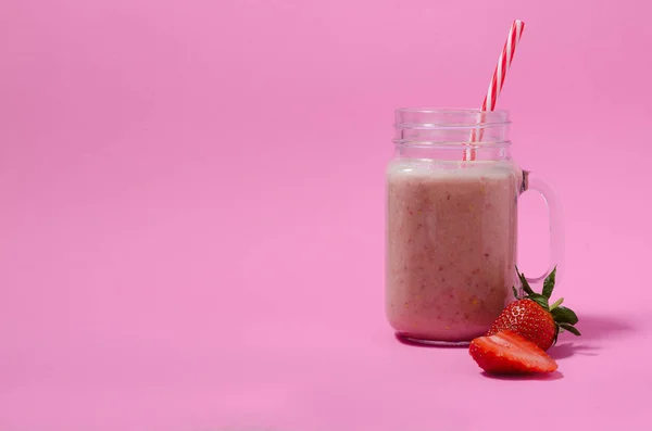 Batido Fresa Rosa Vaso Tarro Albañil Con Paja Bayas Dispersas — Foto de Stock