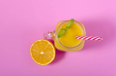 Sarı yüzlü mason kavanoza cam nane ve turuncu ile. Sağlıklı gıda. Pembe Tablo görünümünün üst. 