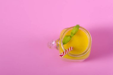 Mason kavanoza cam nane nane ile sarı yüzlü. Pembe Tablo görünümünün üzerinde. Sağlıklı gıda.