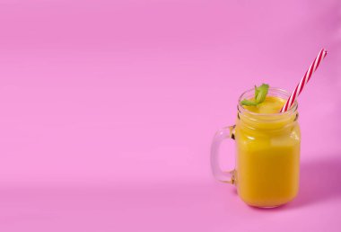 Mason kavanoza cam nane nane ile sarı yüzlü. Pembe Tablo görünümünün üzerinde. Sağlıklı gıda.