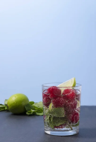 Hindbær Limonade Med Lime Mynte Glas Ikke Alkoholiske Hindbær Forfriskning - Stock-foto