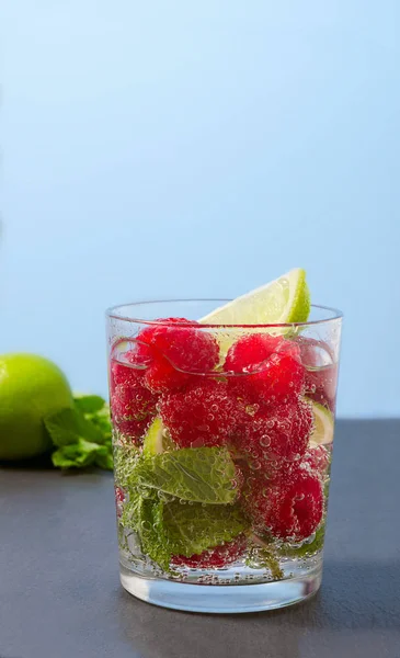 Limonata Lampone Con Lime Menta Bicchiere Bevanda Analcolica Lampone Mojito — Foto Stock