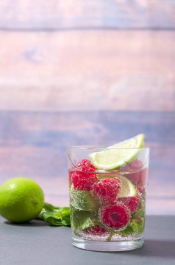 Frambuazlı limonata limon ve nane bir cam ile. Alkolsüz ahududu ferahlık içki. Bir bardak nane ve limon ile Ahududu mojito.