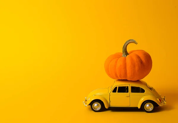 Yellow Toy Car Orange Pumpkin Roof Yellow Background Yellow Vintage — Stok fotoğraf