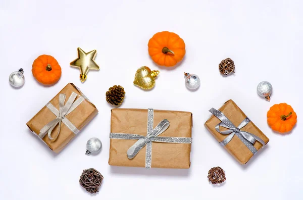 연휴에는 친화적 방식을 포장하는 선물을 낭비하지 않는다 크리스마스 선물이야 — 스톡 사진