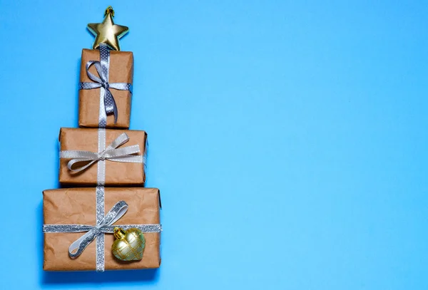 零废物礼品包装节日期间环保生活方式 圣诞礼物 顶部视图 圣诞树形状的圣诞礼品盒 俯瞰上方 — 图库照片