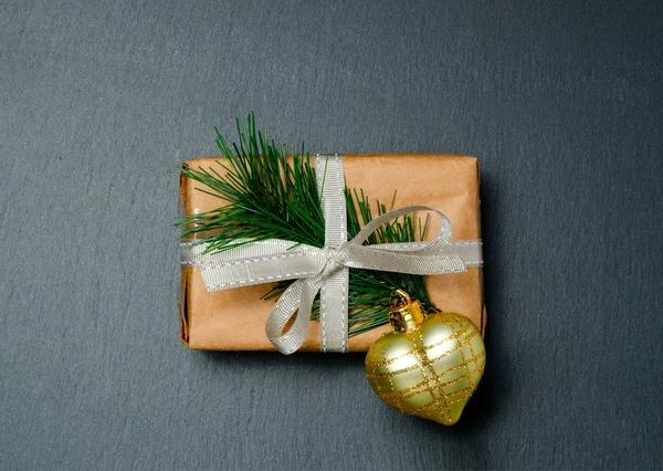 연휴에는 친화적 방식을 포장하는 선물을 낭비하지 않는다 크리스마스 선물이야 위에서 — 스톡 사진