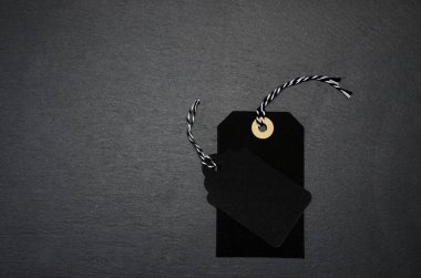 Siyah arka plan ve iki fiyat etiketi. Kara Cuma. Satış konsepti