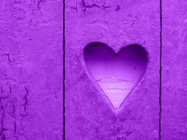 Серце на дерев'яній сільській стіні. Знак серця, діра. Колір темної орхідеї — стокове фото