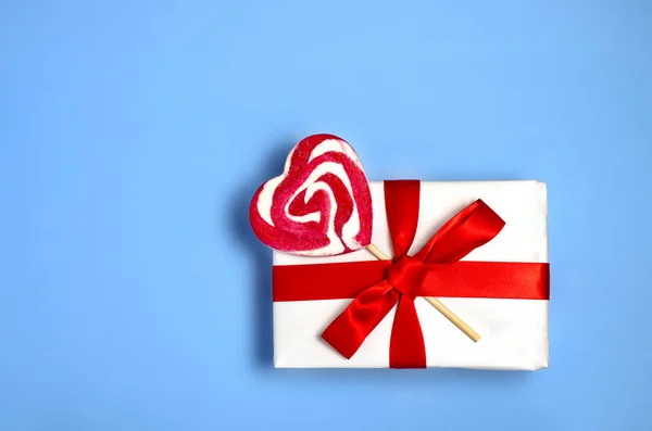 Valentines Day Gift Box White Present Box Red Bow Heart — 图库照片