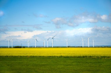 Elektrik enerjisi için yel değirmenleri - Yeşil alana sahip temiz ve yenilenebilir enerjili enerji üretimi. Yel değirmenleriyle manzara. İngiliz kırsalında, İngiltere 'de. Çevre enerjisi kavramı. 