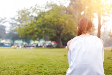 çim ve güzel kadınlar. çimlerde oturuyor