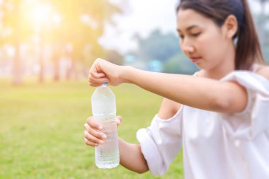 Kadınlar şişe açmak