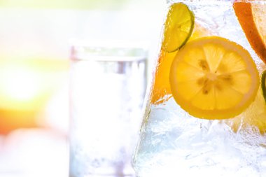 masaya su ve buz meyvedir. Cam Kavanoz yakınındaki suda. el ve kağıt mendil masa temiz.