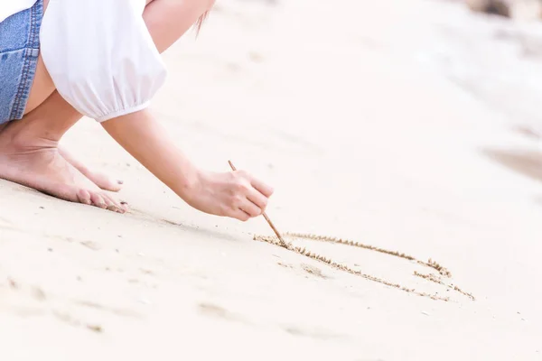 Les Femmes Qui Écrivent Coeur Sur Sable Sur Plage — Photo