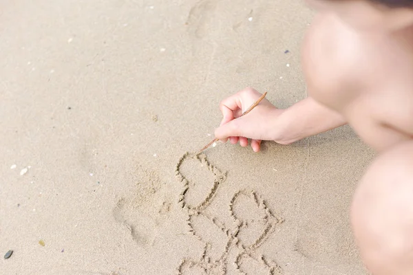 Las Mujeres Escribiendo Corazón Arena Playa — Foto de Stock