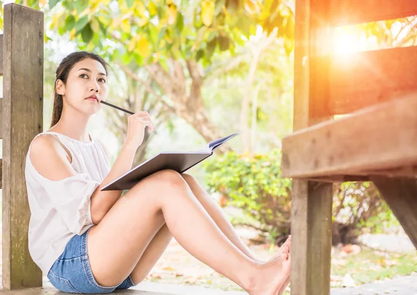 Les Belles Femmes Qui Sentent Écrivent Papier Sur Sol Dans — Photo