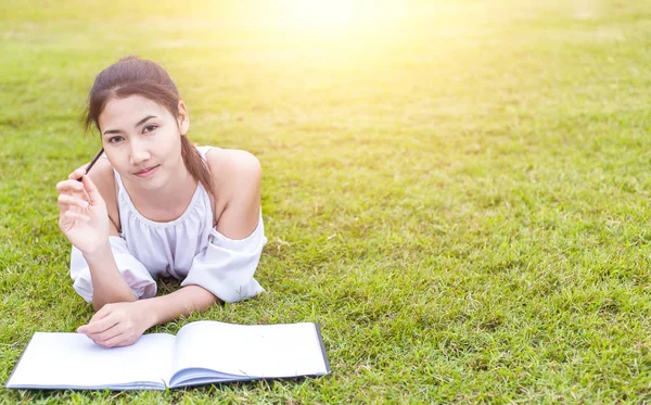 Les Femmes Est Sur Herbe Belle Elle Réfléchit Livre Est — Photo