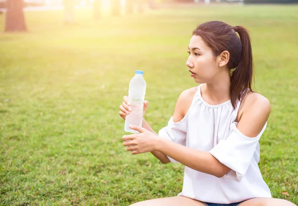 Kadınlar şişe açmak