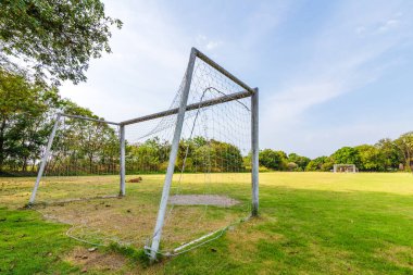 öğle vakti parklarda gol futbol.