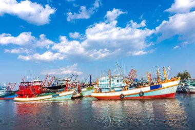 Nehirde balıkçı teknesi ve güzel bulutlu mavi gökyüzü..