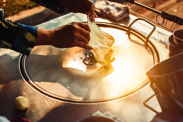 Mano Del Vendedor Ambulante Cocinando Estilo Tailandés Dulce Roti Disfruta — Foto de Stock